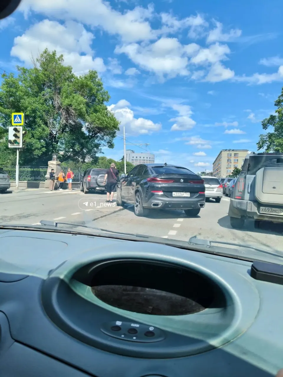 У здания Оперного театра в центре Екатеринбурга произошло столкновение автомобилей, из‑за которого образовалась крупная пробка. Информация о пострадавших и причинах аварии пока не поступала.