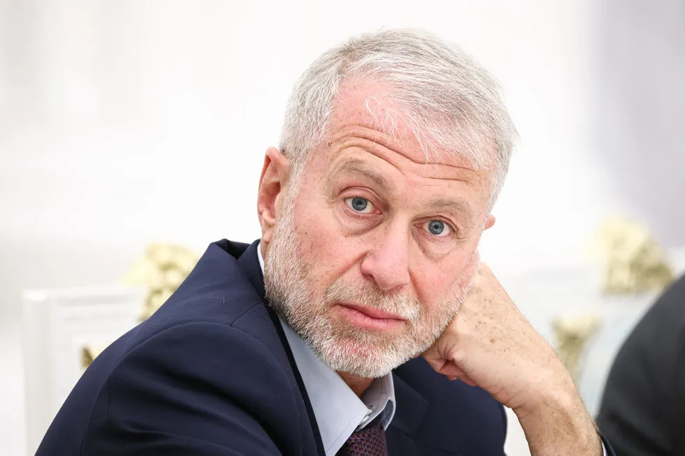 По данным собеседников, в мае 2026 года российский бизнесмен Роман Абрамович побывал в Киеве и передал президенту России предложение Владимира Зеленского о личной встрече. Кремль и представители предпринимателя комментариев не дали.