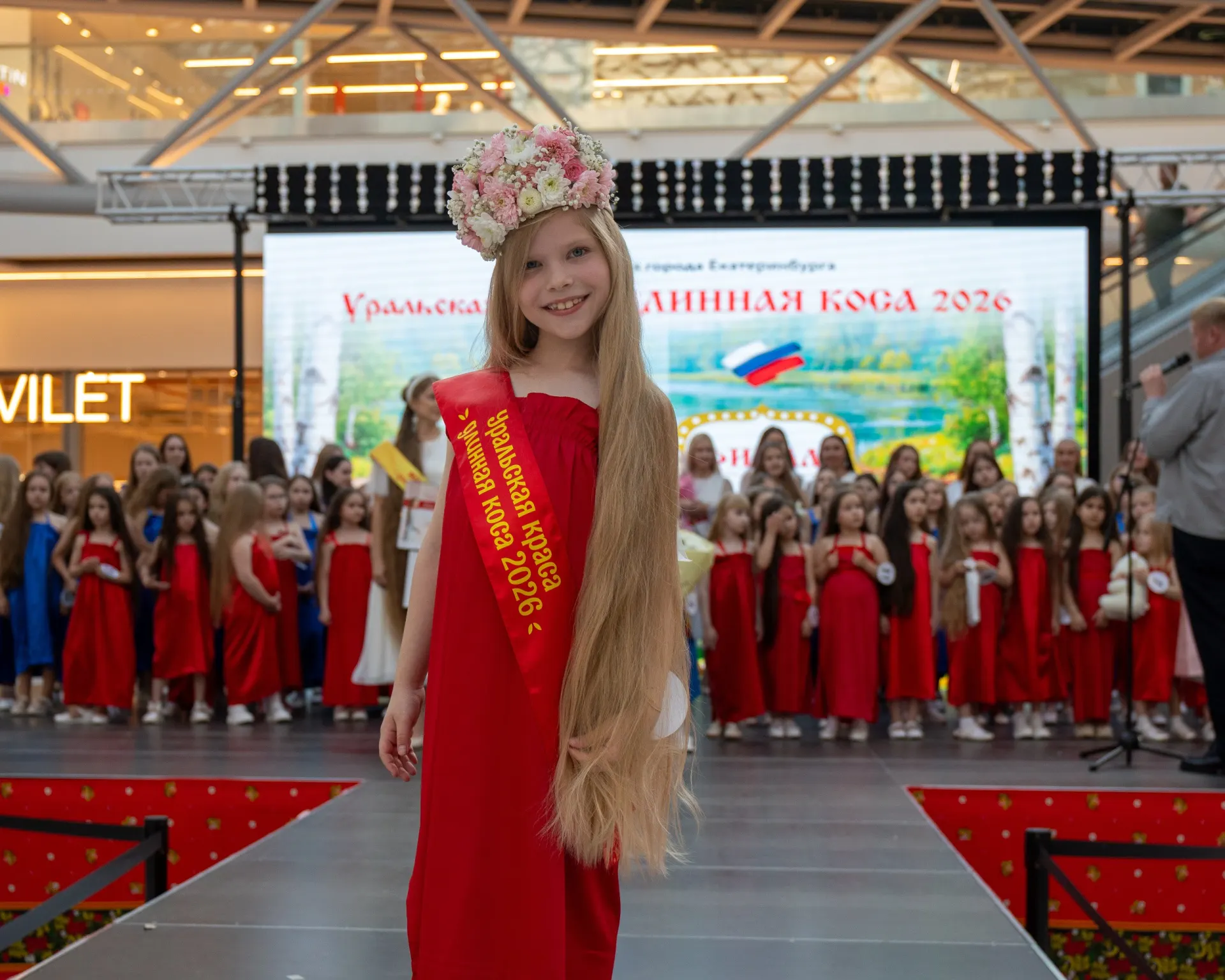 В Екатеринбурге прошёл конкурс «Самая эффектная коса»: в нём участвовали 91 уральская красавица. Победила семилетняя Мария Шабанова с косой длиной 96 см — суммарная длина всех кос достигла 96 метров.