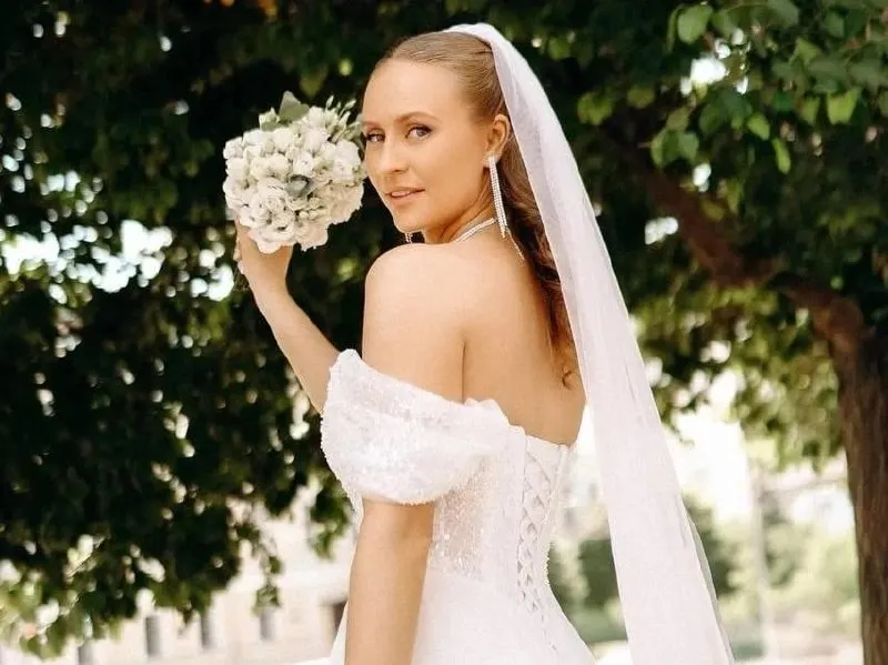 Екатерина Ямова ехала в Казань с мужем — в результате заноса их машина врезалась в фуру. Женщина погибла, муж выжил, у неё остался маленький сын.
