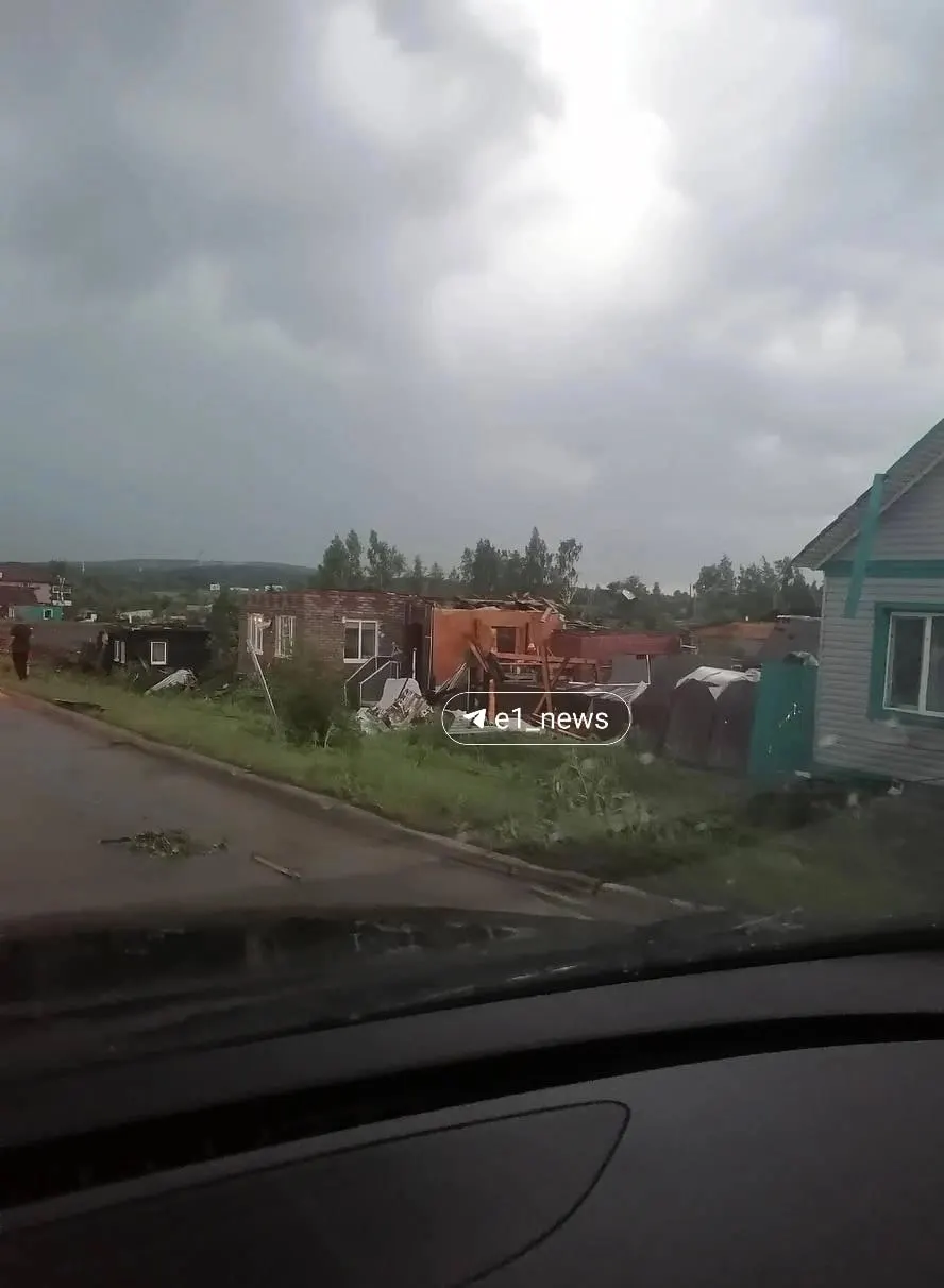 В результате смерча в Свердловской области 16 человек получили травмы; повреждены 99 частных домов, 32 из них разрушены, сообщает региональное МЧС.