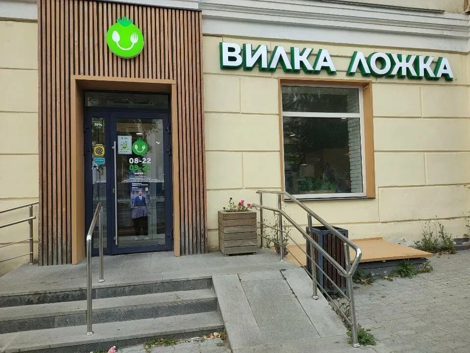 Роспотребнадзор выявил в кафе на Баумана, 1 нарушения — плохое освещение, отсутствие информации о хранении и сроках годности и неисправный холодильник. По решению суда заведение приостановило работу на месяц.