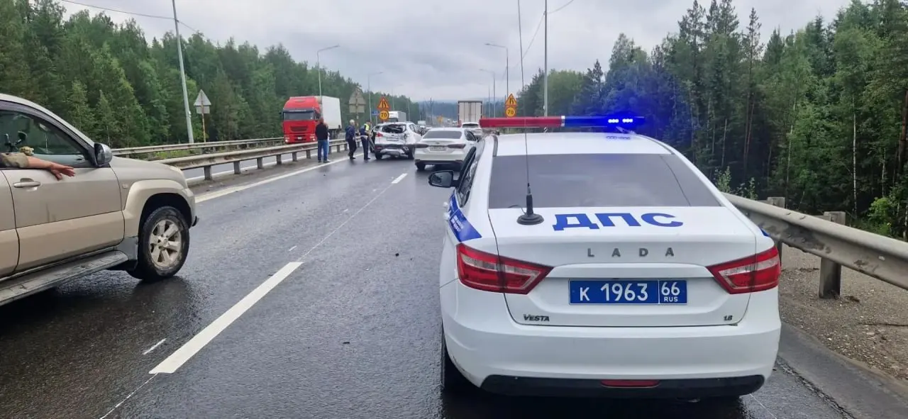 Под Ревдой столкнулись грузовой и два легковых автомобиля. Движение в сторону Екатеринбурга частично ограничено, на месте работают экстренные службы, по данным ГАИ подробности уточняются.