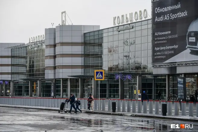 Самолёт U6 1549 вылетел из Перми с часовой задержкой, затем экипаж принял решение посадиться в Кольцово из‑за индикации возможной технической неисправности. 220 пассажиров разместили в терминале, следующий рейс также задержан.