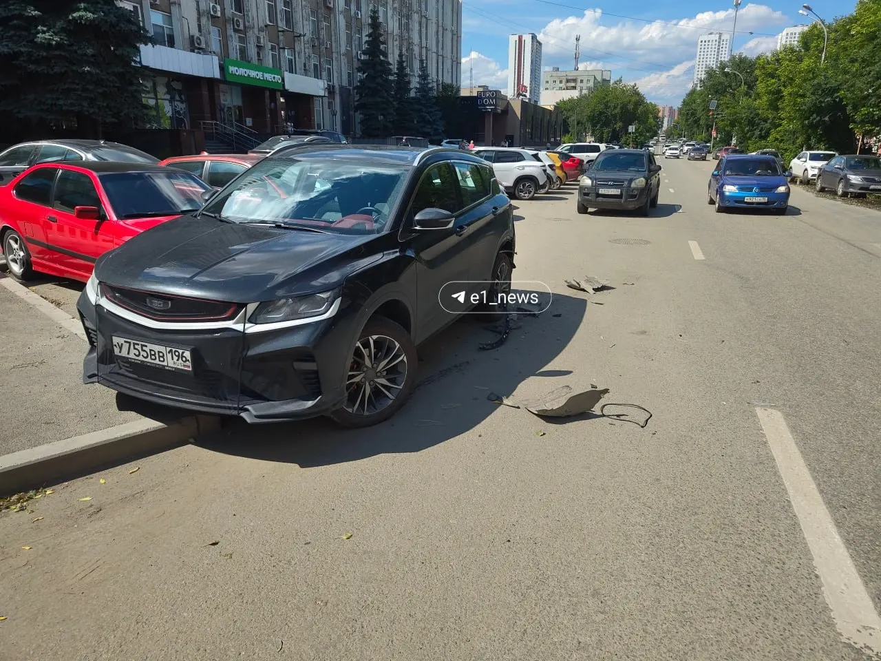 На парковке у дома №38 неизвестный водитель повредил два автомобиля, затем уехал — по сообщениям, это белый Citroën. Владельцы ищут очевидцев.
