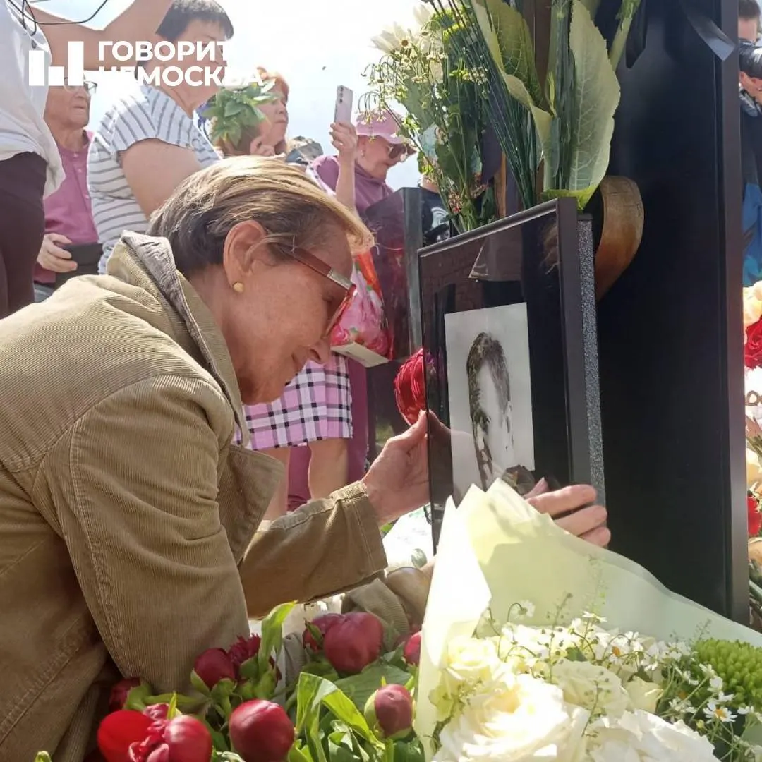 В&nbsp;день 50‑летия у&nbsp;могилы Алексея Навального собрались люди в&nbsp;Москве и&nbsp;регионах