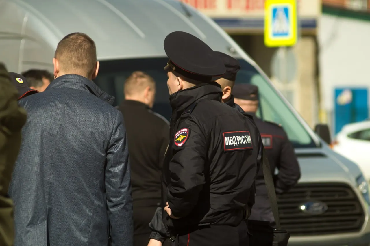 Правоохранительные органы пришли с проверкой в муниципальное учреждение на Антона Валека, 8. В администрации заявили, что уголовных дел в отношении сотрудников не возбуждено, однако источники связывают проверку с делом о возможном мошенничестве при демонтаже нестационарных торговых объектов.