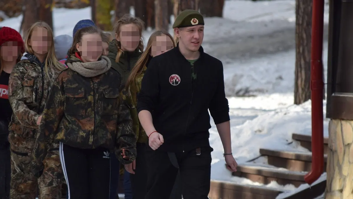 Верх-Исетский суд признал 26‑летнего Никиту Чермянинова виновным в демонстрации нацистской символики и назначил 10 суток ареста. Поводом стало селфи с татуировкой «Чёрное солнце» на кисти.