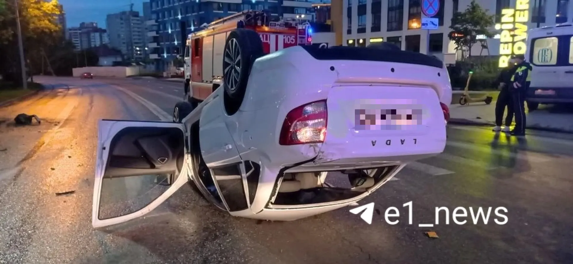 Инструктор на LADA Granta не справился с управлением на перекрёстке Репина и Заводской, врезался в ограждение и перевернулся. Очевидцы вытащили его из машины, он отказался от госпитализации.