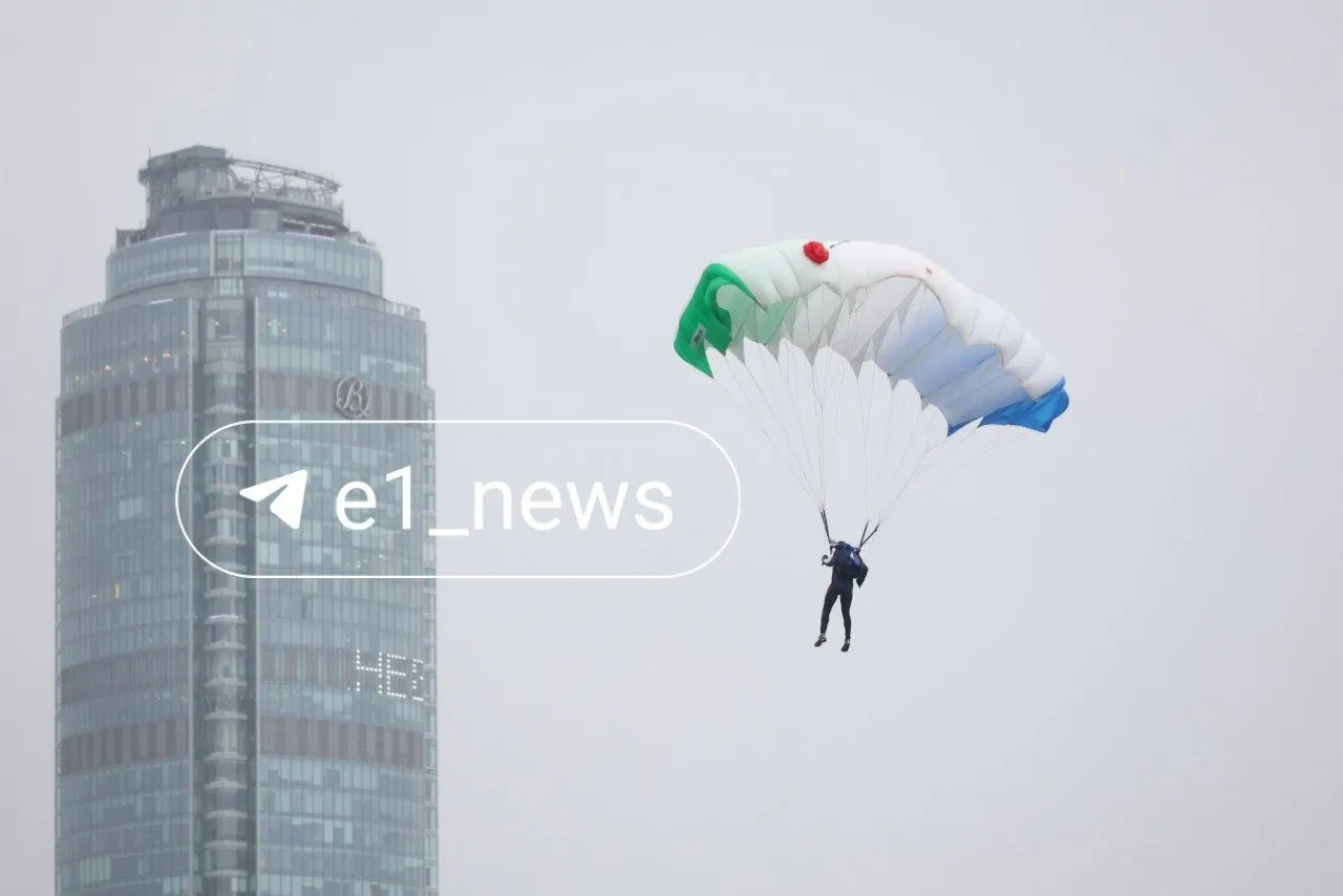 Десять спортсменов 15–22 лет из сборной «Юность в облаках» с флагами прыгнули над центром города и приземлились на акватории Городского пруда у Плотинки.