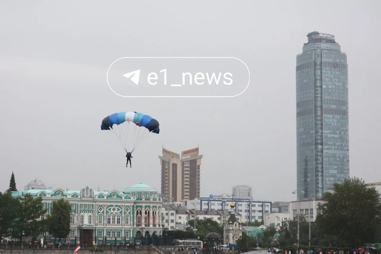 Десять подростков из сборной «Юность в облаках» выполнили групповой прыжок с флагами и приземлились на акватории Городского пруда у Плотинки. Команда — часть социального проекта для ребят из трудных жизненных ситуаций.