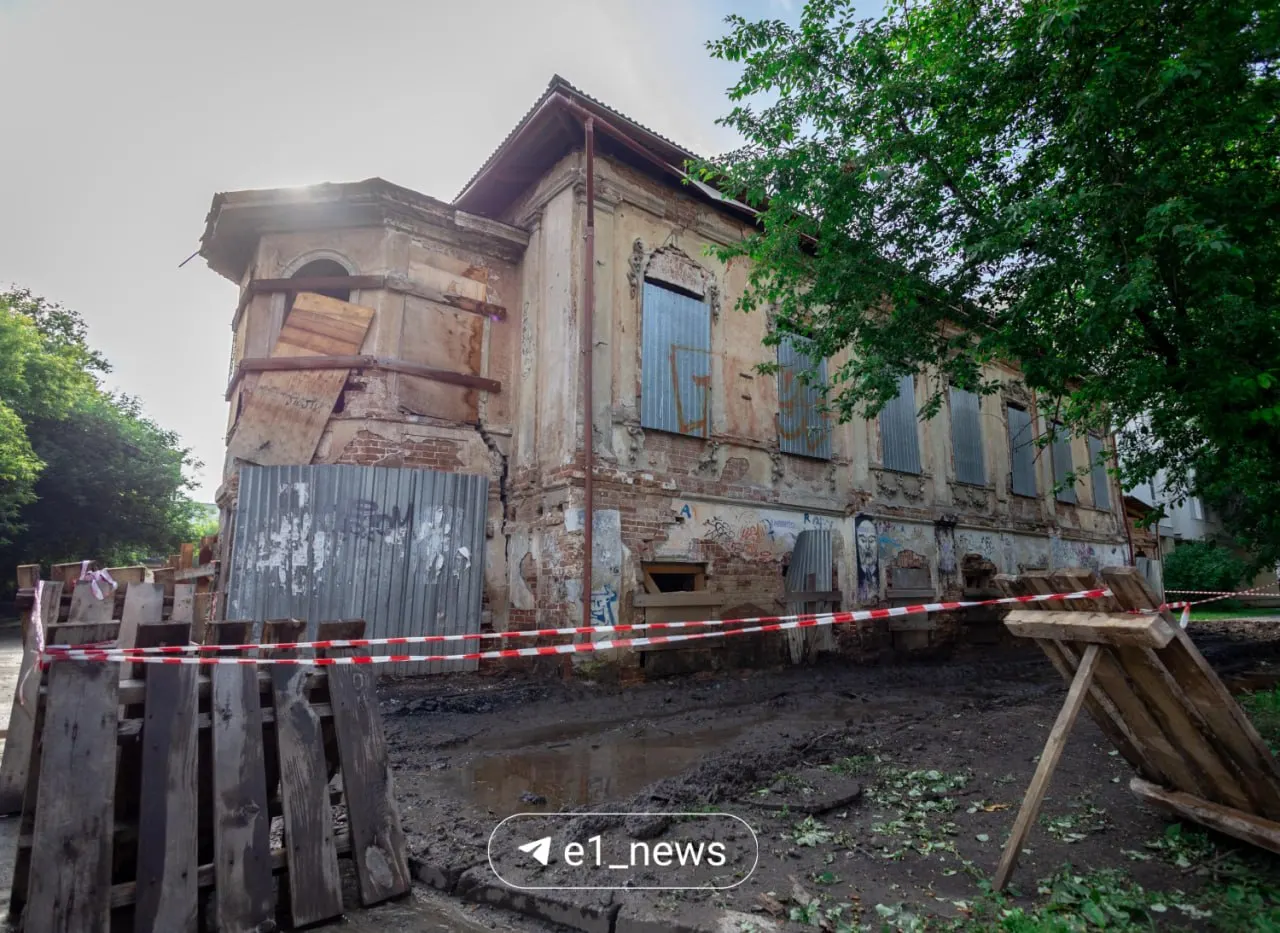 Особняк, сохранивший лишь около 25% оригинальной постройки, купили в ноябре прошлого года. Сейчас проводят противоаварийные работы: устанавливают ограждения, скоро смонтируют леса и натянут защитные сетки.
