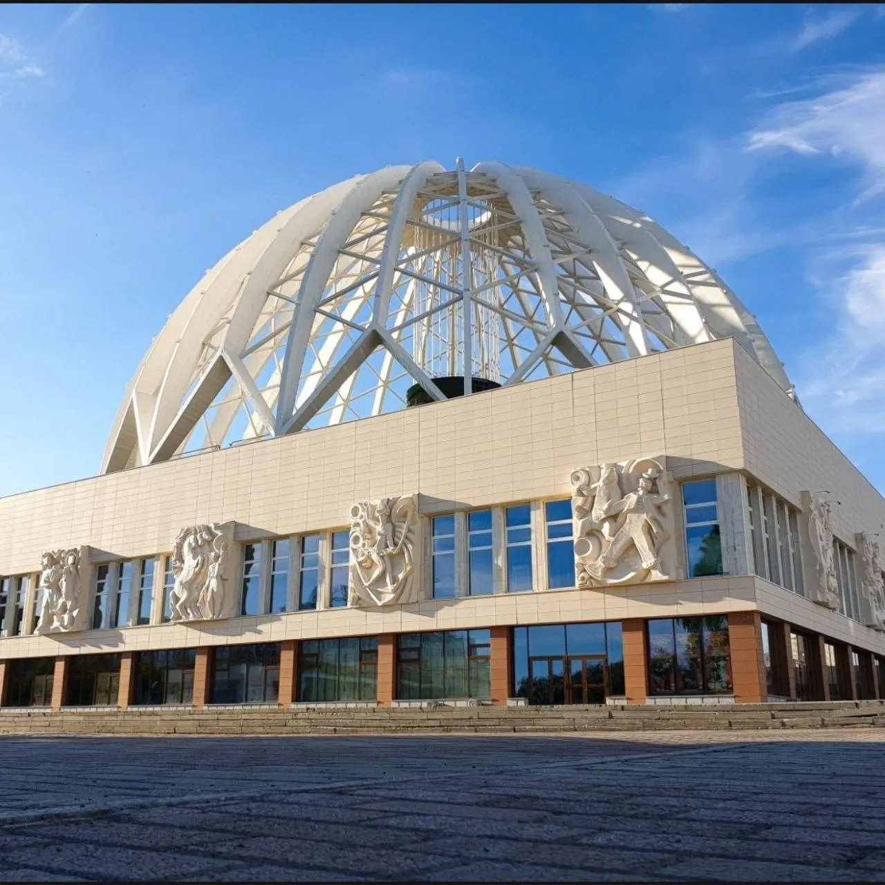 Открытие после капитального ремонта отложено с 2026 на 2027 год. По данным гендиректора Росгосцирка, готовность объекта в апреле — около 55%. Работы включают замену коммуникаций, реставрацию купола и возведение новой пристройки.