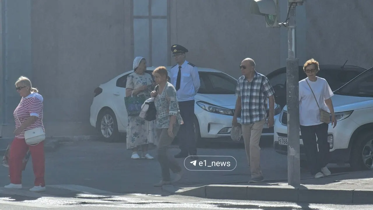 Сегодня в Екатеринбурге у Дворца молодёжи проходят приём и сборы людей: приём граждан назначен с 9:00 до 20:00.