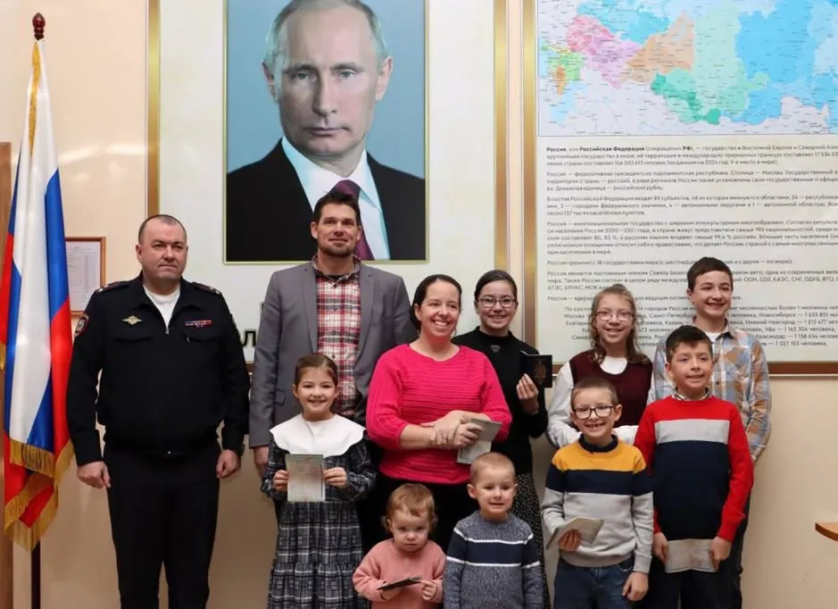 В 2025 году 1112 иностранцев оформили специальный режим въезда и упрощённое разрешение на временное проживание как лица, разделяющие традиционные российские духовно‑нравственные ценности.