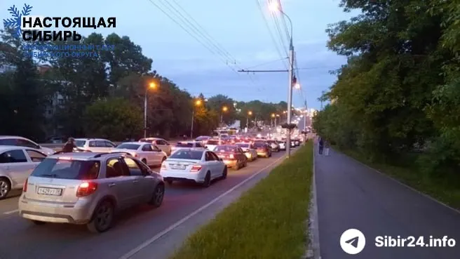 В Иркутске из‑за ограничений на АЗС образовались многокилометровые очереди; часть сетей перешла на обслуживание по контрактам, междугородние перевозки и экстренные службы находятся под угрозой.