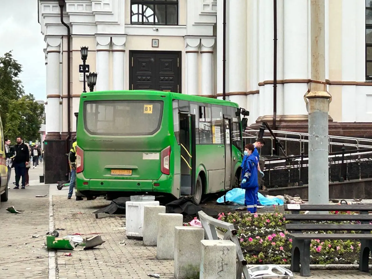 Автобус маршрута №81 на перекрестке Малышева и 8 Марта снес ограждение и врезался в здание храма. По данным с места, не менее четырёх человек погибли или получили ранения; причины ДТП уточняются.