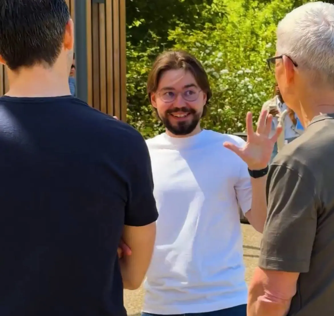 Антон Баранов из Екатеринбурга создал Pitch Coach — офлайн‑ИИ‑тренера для преодоления страха публичных выступлений; Apple включила его в список лучших молодых разработчиков 2026 года и пригласила в штаб‑квартиру.