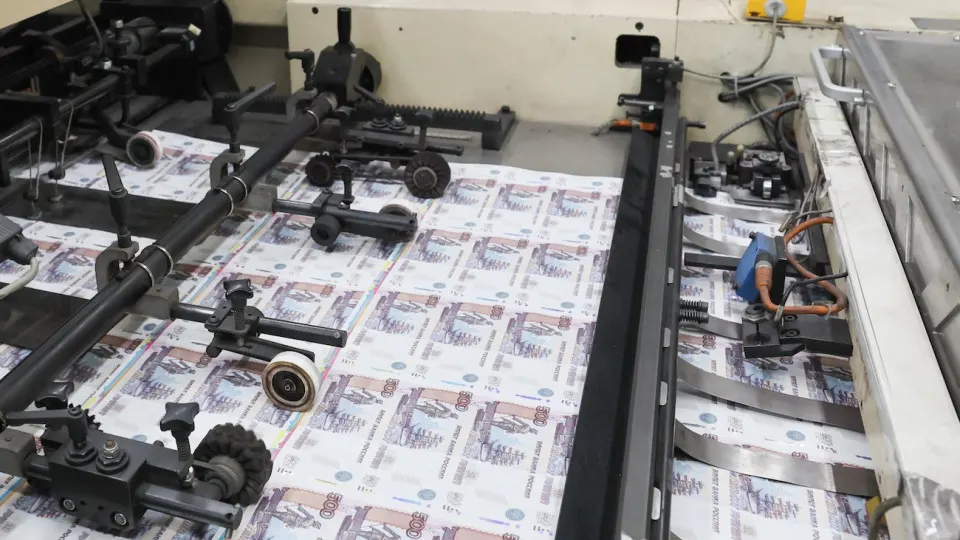 Банк России все активнее выдает банкам кредиты репо под залог ОФЗ, что фактически помогает финансировать дефицит бюджета; экономисты считают, что это расширяет практику монетарного финансирования и усиливает инфляционное давление.