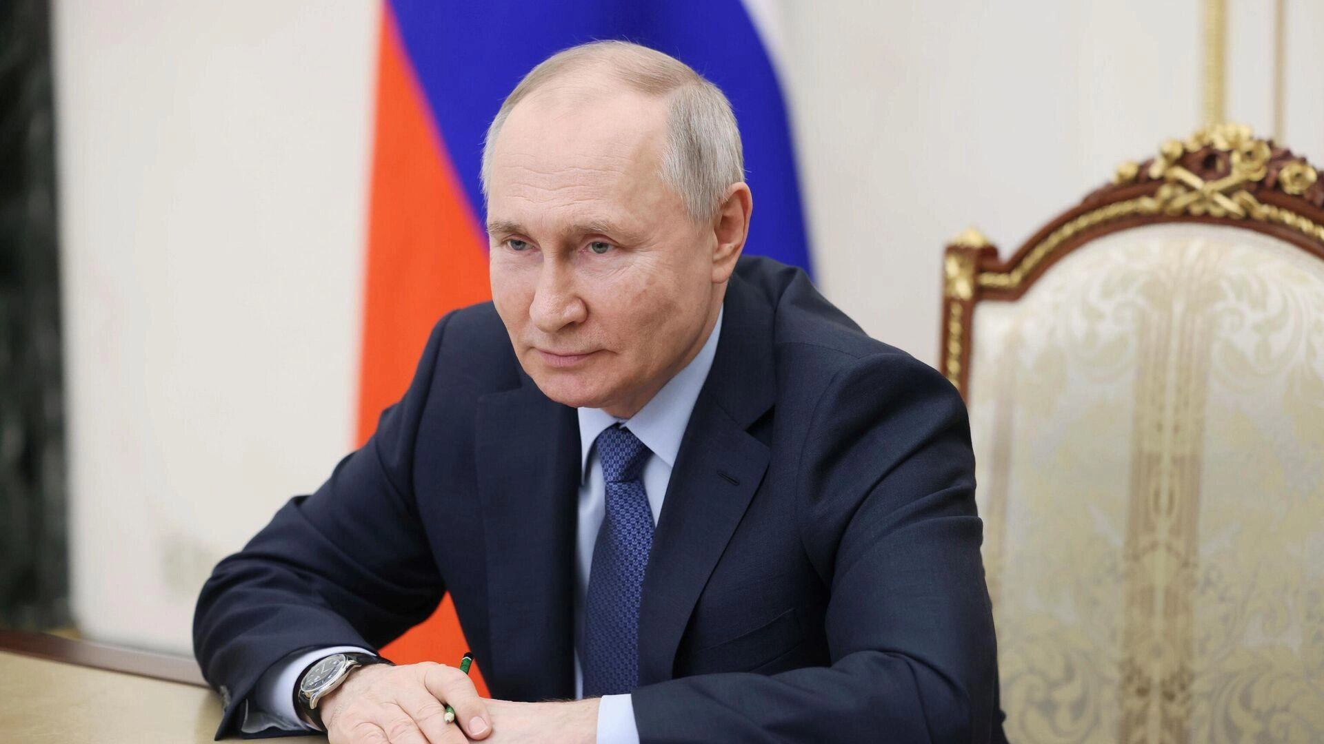 Президент поручил ФСБ и правительству гарантировать доступ к медицинским системам, Единому порталу госуслуг и платёжным системам при отключениях связи; доклад о выполнении — до 1 июля.