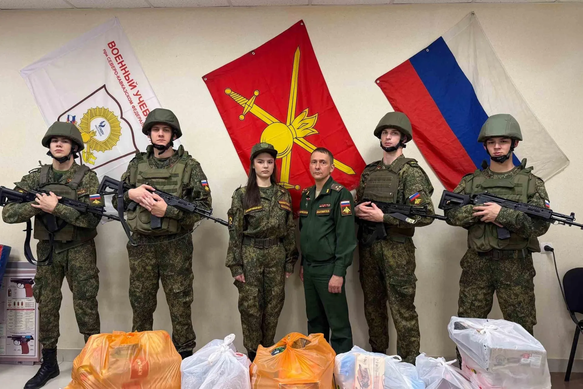 Университеты массово обращаются в суды против студентов военно-учебных центров (ВУЦ), отказавшихся подписывать контракты с Минобороны: с ответчиков требуют вернуть затраты на обучение — суммы доходят до миллионов рублей.