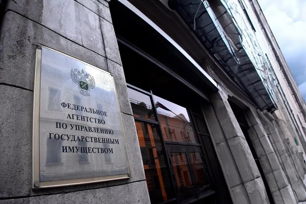 Принятый закон отменяет ценовой порог и шестимесячную паузу между неудачными аукционами, вводит реестр оценщиков и ужесточает требования к организаторам торгов; в Росимуществе насчитали около трёх тысяч таких квартир.