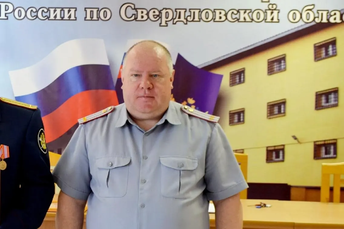 Верх‑Исетский районный суд признал бывших начальников следственного изолятора виновными в халатности и назначил штрафы. Побег осуждённых, обвинённых в попытке поджога военкоматов, произошёл в ночь на 1 сентября 2025 года.