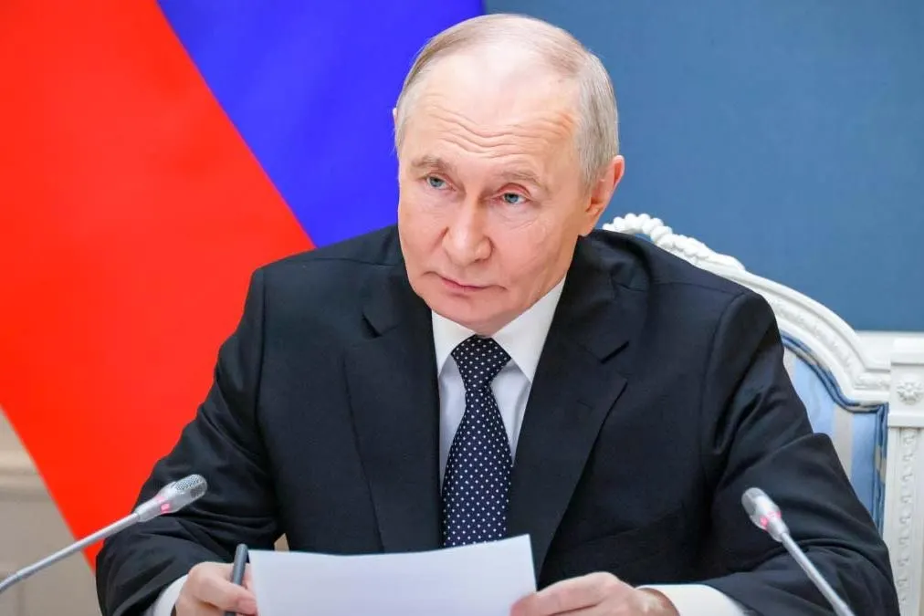 Поправки к указу №95 позволяют приостанавливать или переводить расчёты по депозитам иностранных лиц и организаций из «недружественных» стран. Механизм вступил в силу 1 июня 2026 года.