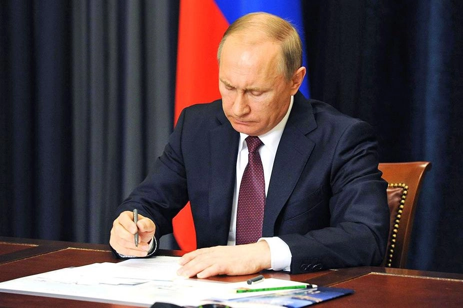 Указ №389 дополняет механизм 2025 года: расширяется круг уполномоченных продавцов, формализуется порядок торгов для госимущества и установлены сроки по делам о незаконной приватизации. Документ вступил в силу 3 июня 2026 года.