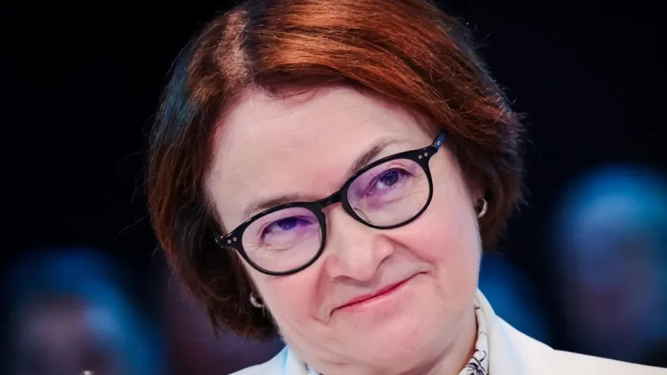 После исчезновения главы Центробанка разгорелись спекуляции — от болезни до отставки. Между тем уже приняты законодательные изменения и политические сигналы, которые подрывают независимость денежно-кредитной политики и увеличивают расходы на войну. Это меняет экономические приоритеты и повышает риски инфляции и стагфляции.