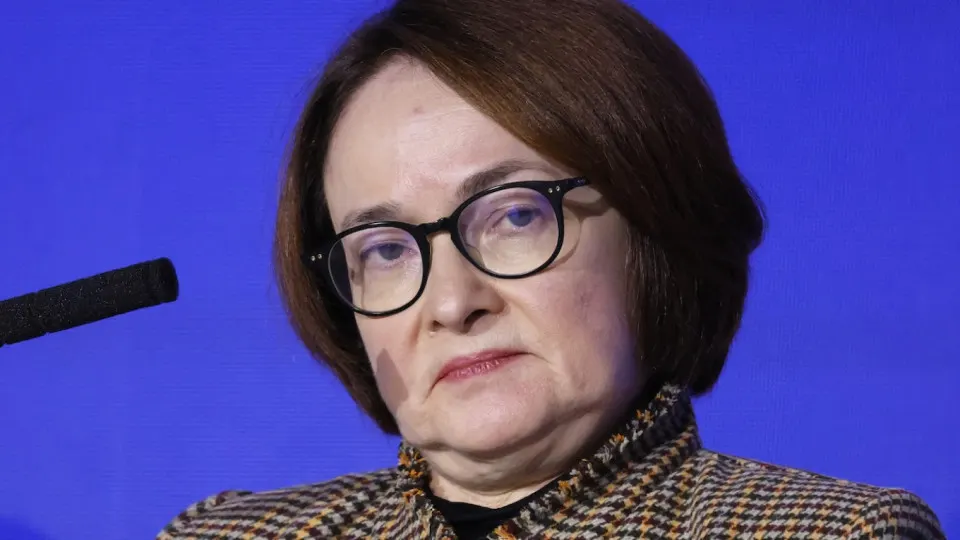Резкий рост цен на бензин и падение выпуска нефтепродуктов усиливают инфляционное давление и делают дальнейшее смягчение денежно-кредитной политики всё менее вероятным.