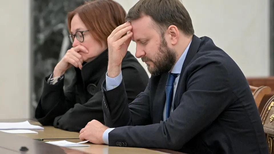 В Кремле рассматривают кандидатов на пост главы Центробанка и варианты перераспределения его полномочий на фоне слухов об уходе Эльвиры Набиуллиной; обсуждаются также последствия монетарной политики для экономики.