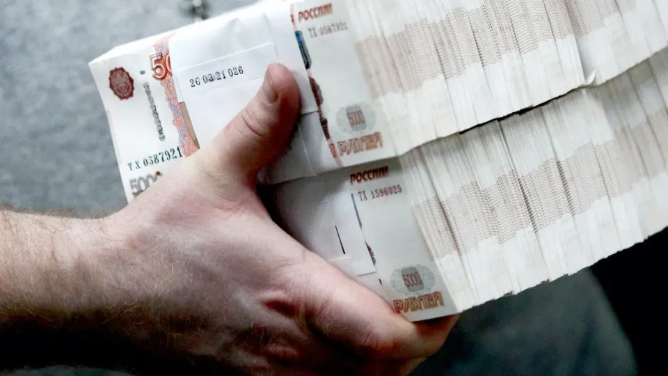 Банк фиксирует массовый переход клиентов в «кэш»: наличных в обращении стало рекордно много, а Центробанк ужесточил правила снятия и внесения наличных, чтобы отслеживать подозрительные операции.
