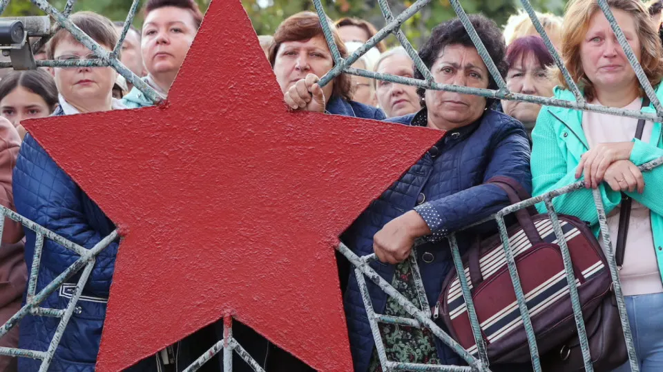 В закрытых соцопросах большинство респондентов выражают усталость от конфликта и призывают власти принять решительные меры для его скорейшего завершения.