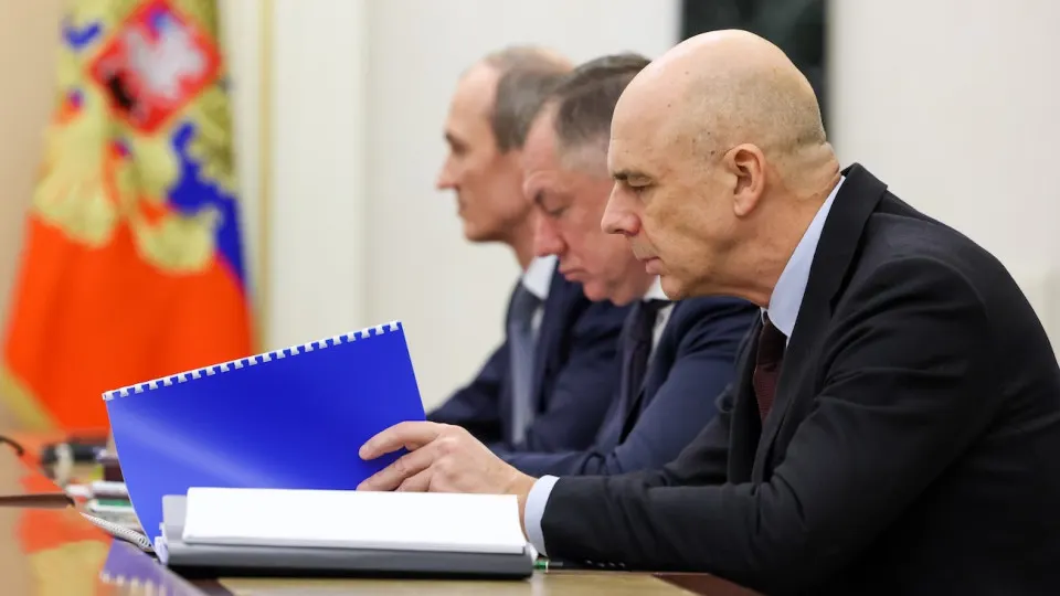 Индекс RGBI обвалился до минимума с февраля, доходности длинных ОФЗ достигли около 15,5% годовых. Причины — рост бюджетных рисков, сохраняющаяся инфляция и осторожная позиция Центробанка; правительственные расходы на военные нужды и рост заимствований усиливают давление на рынок.