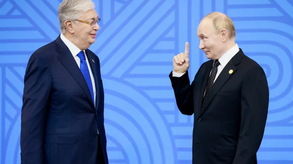 Отраслевые источники сообщают о обсуждении поставок около 50 тыс. тонн Аи‑92 из Казахстана и возможном обмене бензина на авиакеросин — на фоне сокращения выпуска топлива и роста спроса.