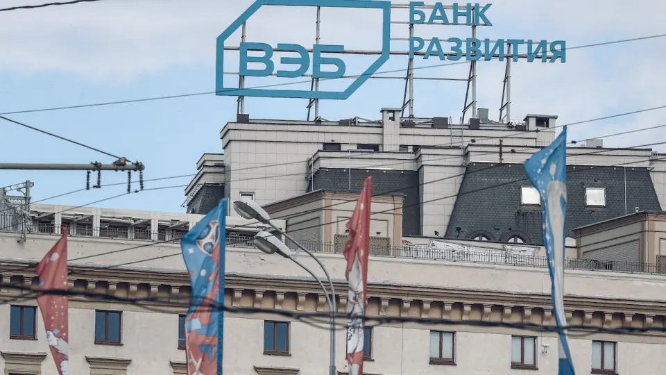 Государственный банк ВЭБ.РФ объявил о планах по сокращению бюджета и увольнении 15% персонала в рамках подготовки к параметрам бюджетирования 2027 года; меры затронут и дочерние структуры.
