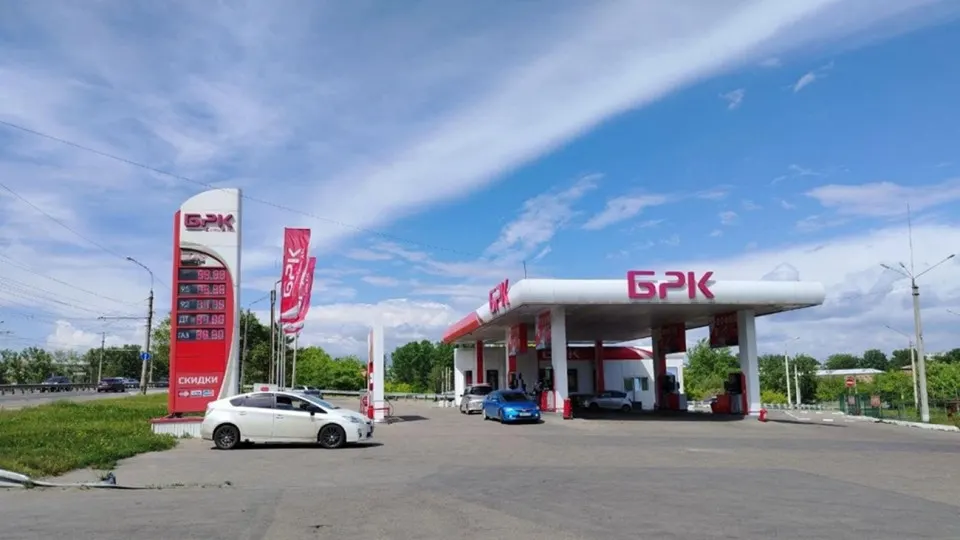 В нескольких субъектах РФ вводят лимиты и временно закрывают АЗС из‑за последствий ударов по нефтеперерабатывающим объектам. В приоритете — экстренные службы, общественный транспорт и сельхозтехника.