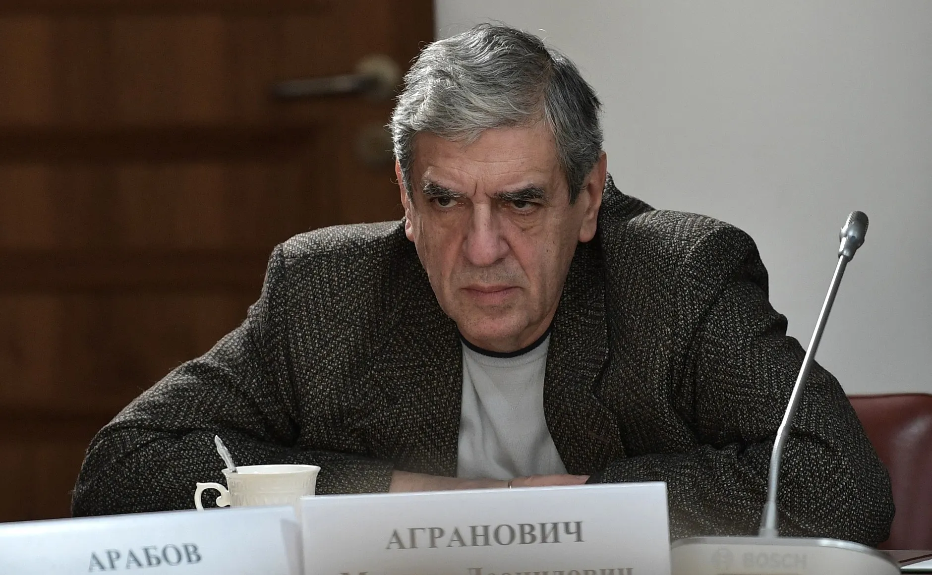 Операторский факультет объявил набор в специальную группу мастерской, где обучение будет бесплатным при условии годичного контракта в подразделениях беспилотных летательных аппаратов. Абитуриентам обещают льготы, общежитие и статус ветерана боевых действий, но юристы предупреждают о возможных обманных практиках.