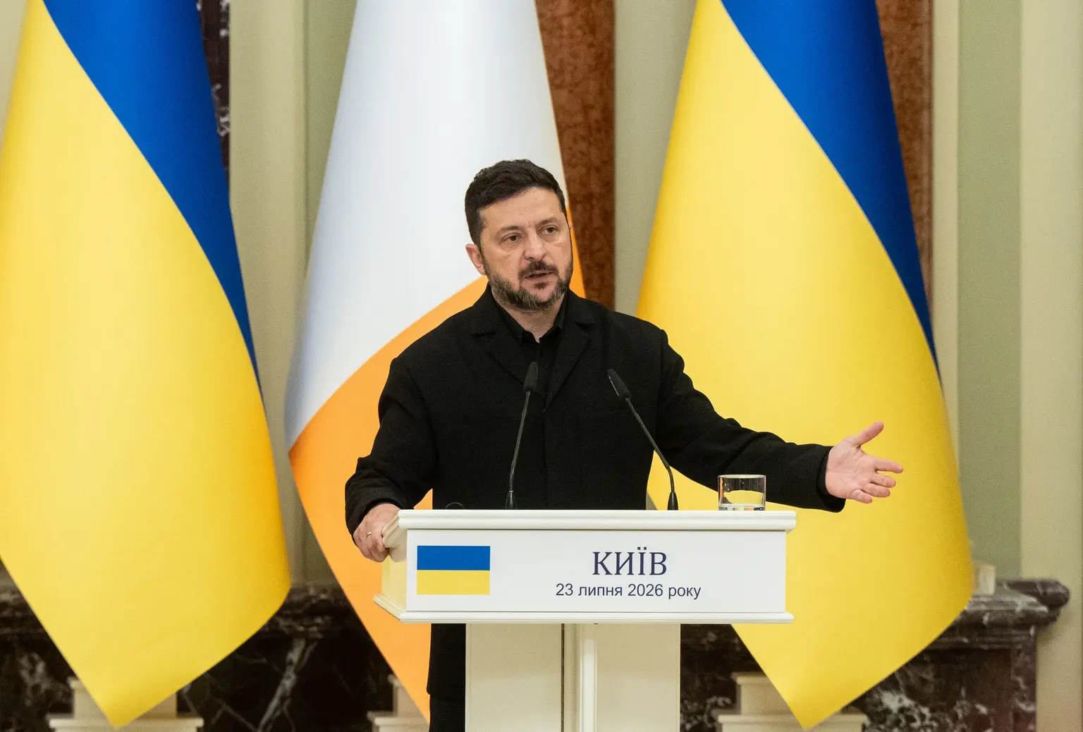 По словам главы Украины, удары пришлись по промышленным, логистическим и топливным объектам в нескольких российских городах, а также по судам в Каспийском море.