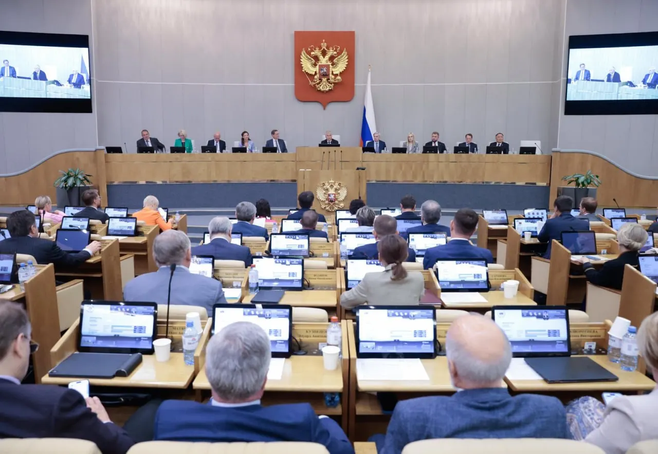 Анализ данных законодательной системы показывает: Госдума принимает 84% правительственных и 99% президентских законопроектов, в то время как «проходимость» депутатских инициатив составляет около 25%.