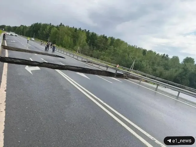 Перекрытие трассы заставило перенаправить машины через Ирбит — время в пути вырастет примерно на два часа. Руководство завода считает, что размыв указывает на ошибки в проектировании или строительстве.