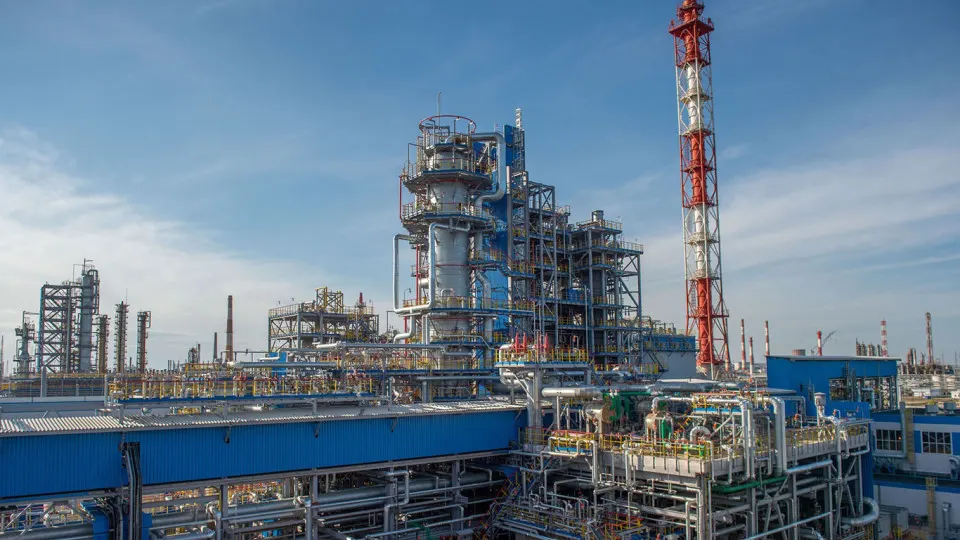 Атака беспилотников привела к остановке переработки на крупнейшем нефтехимическом предприятии; на устранение последствий и частичное возобновление работы могут потребоваться недели или месяцы, что усугубляет нехватку нефтепродуктов в стране.