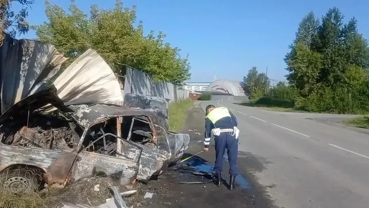 Юноша за рулём «Лады» врезался в бетонный отбойник, автомобиль загорелся. В больницу доставлены водитель и четыре пассажира; по факту ДТП проводятся проверки.