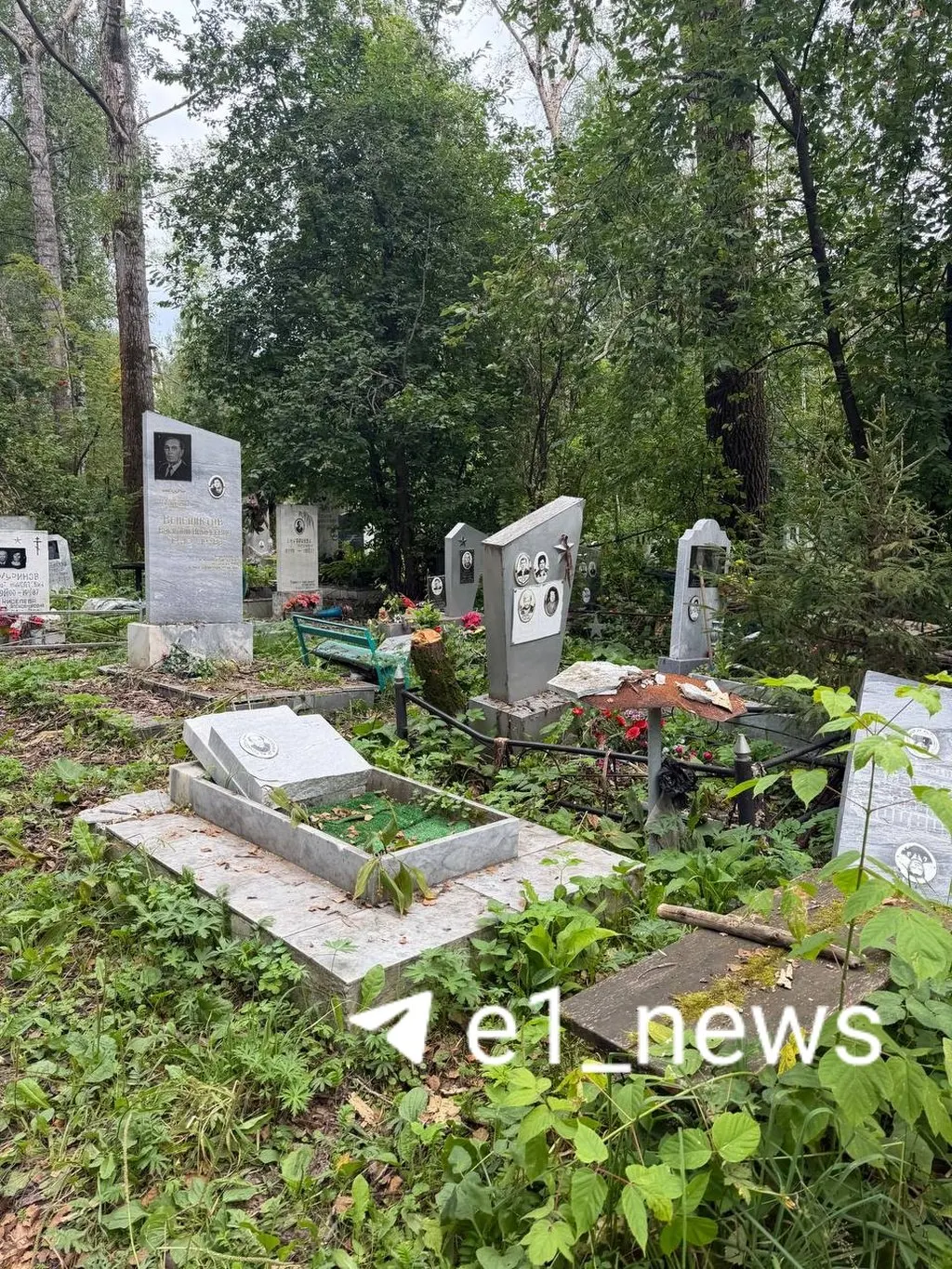 Мощный ветер повалил старые деревья на Сибирском кладбище в Екатеринбурге. Рабочие уже приступили к расчистке, восстановление памятников будет по обращениям жителей.