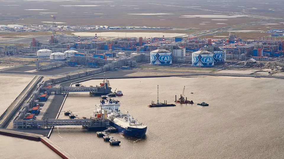 Несмотря на планы поэтапного отказа от российского газа, европейские компании в первой половине года массово закупали сжиженный газ с проекта «Ямал», чтобы ускорить поставки по действующим контрактам и восполнить дефицит в ПХГ.