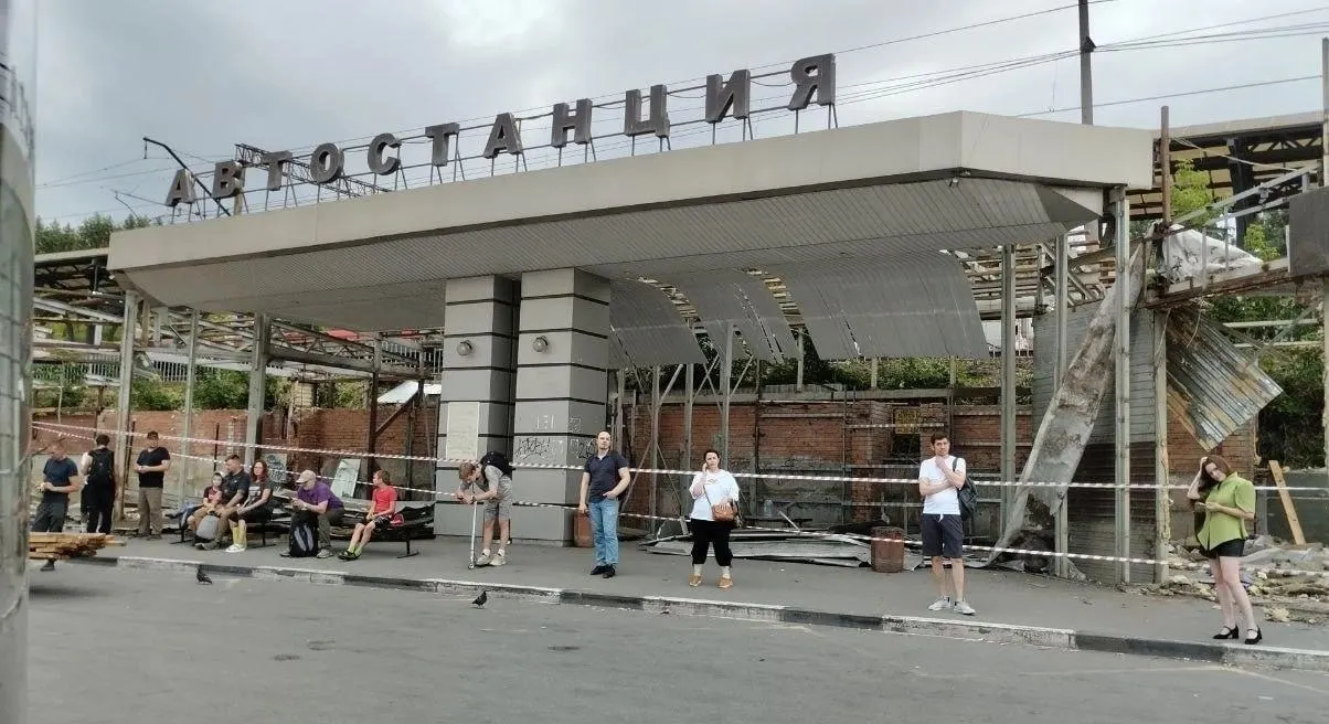 С территории автостанции убирают ларьки и навесы; в администрации объяснили это исполнением требований закона.