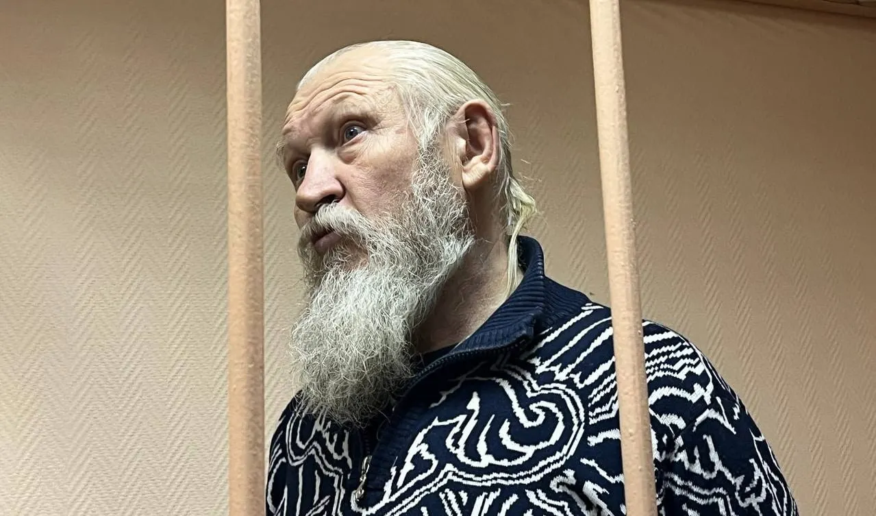В обновлённом реестре оказался бывший депутат от ЛДПР Михаил Глущенко. Ранее он был осуждён за соучастие в организации убийства Галины Старовойтовой.