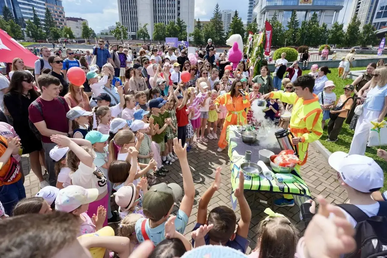 На городском SUP‑фестивале дети находили развлечения в специальных зонах: в одном из шатров разыграли сотни призов, главный подарок получил ребёнок, вице‑мэр посетил мероприятие.