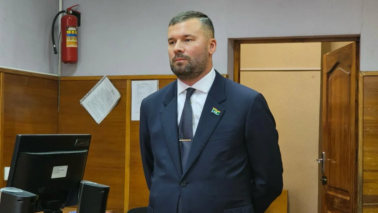 Верх-Исетский районный суд оштрафовал депутата Виталия Чачина на 2,5 млн рублей по обвинению в участии в картельном сговоре при распределении госзаказов; ранее областной суд отменил оправдательный приговор.